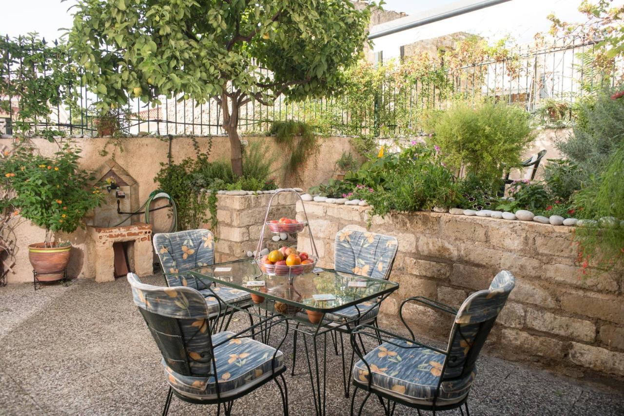 Maisonette With Garden In The Heart Of The Historical Kalamata Center מראה חיצוני תמונה